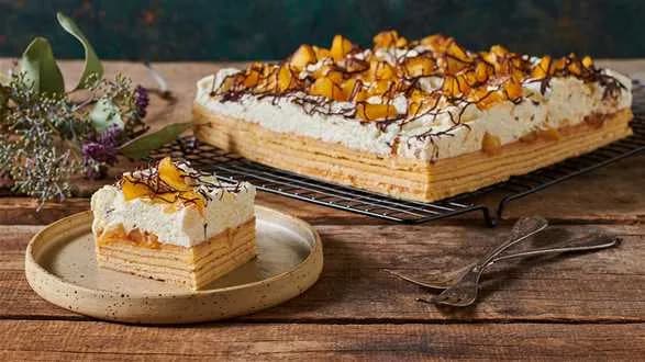 Sękacz z bitą śmietaną i jabłkami