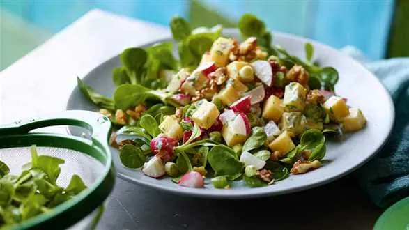 Sałatka szwajcarska z serem gruyère i orzechami włoskimi