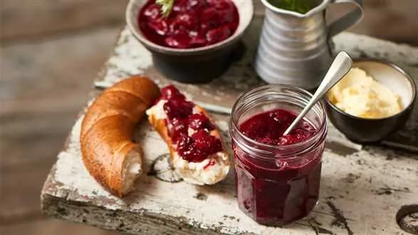 Konfitura wiśniowa z migdałami i żubrówką