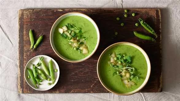 Zupa z groszku z miętą i prażoną gruszką