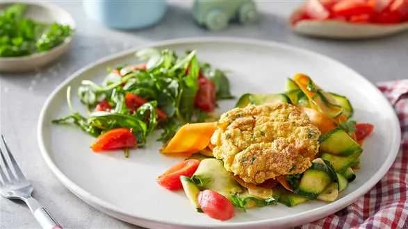 Kotleciki z makaronem z cukinii i sałatką