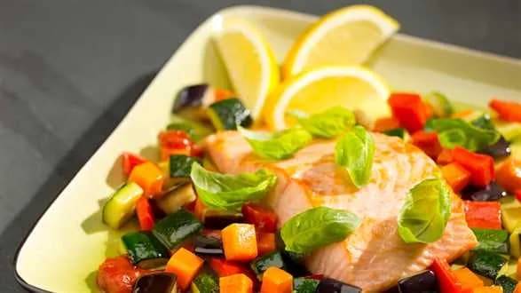 Łosoś w warzywach na ostro