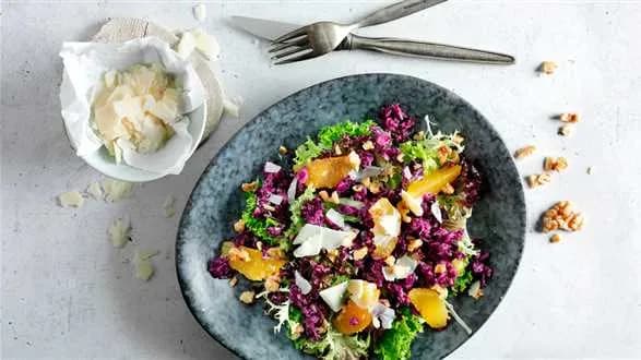 Zimowa surówka z czerwonej kapusty z orzechami włoskimi i pomarańczami