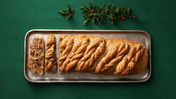 Zawijany kulebiak orkiszowy z kapustą i wędzoną śliwką