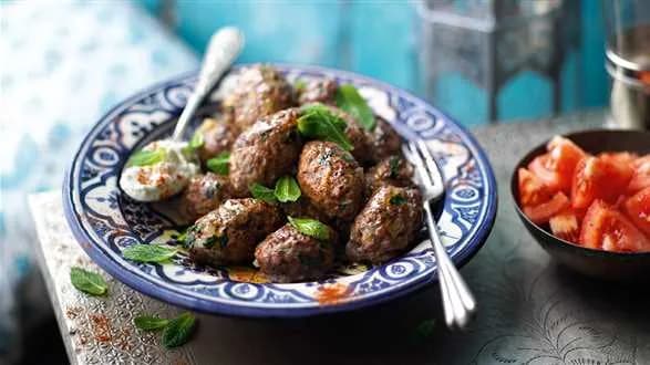 Klopsiki z jagnięciny z dipem z sera koziego