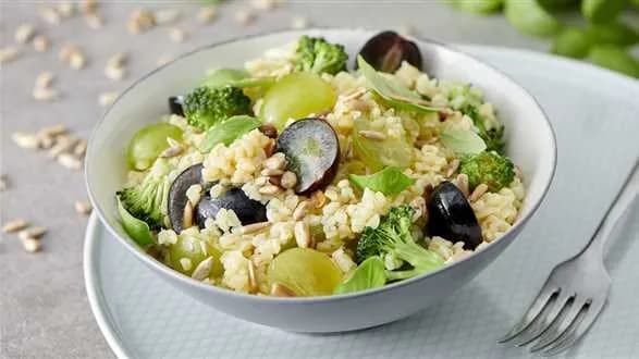 Sałatka z brokułem i winogronami