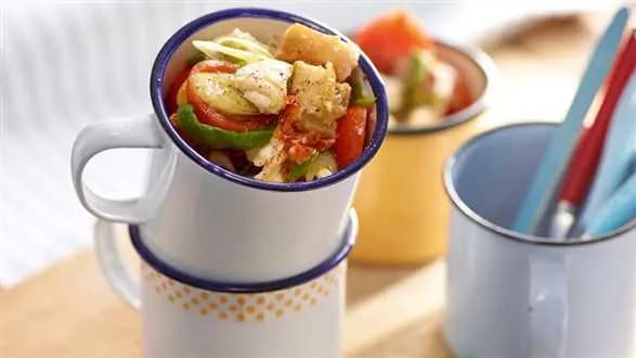 Sałatka caprese z bagietką i cytrynowym dressingiem