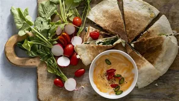 Quesadilla ze szpinakiem i serem halloumi oraz pikantnym sosem