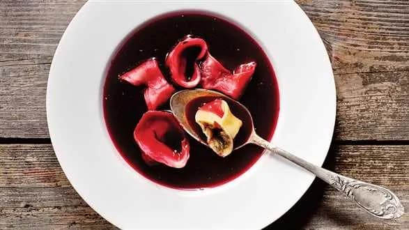 Wigilijny barszcz czerwony z uszkami – przepis