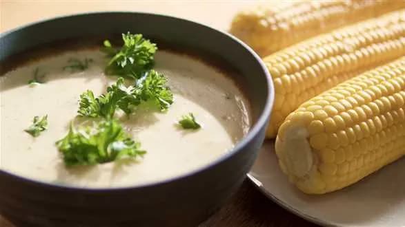 Gotowana kukurydza z sosem serowym