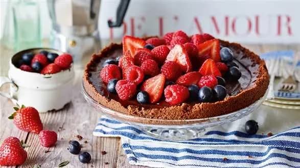 Tarta czekoladowo-kawowa z jagodami