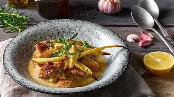Łopatka wieprzowa w sosie chrzanowym