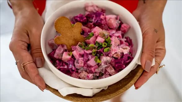 Sałatka śledziowa z buraczkami i piernikiem