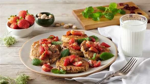 Placki owsiane z sałatką z truskawek