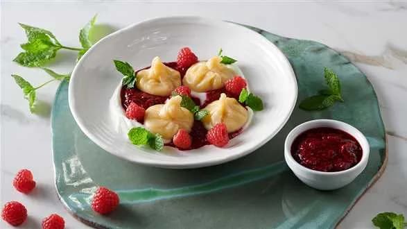 Tatarskie manty z twarogiem i malinami