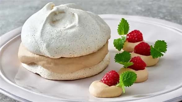 Kawowy dacquoise z kremem