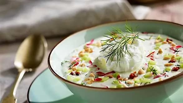 Chłodnik ogórkowy z prażonymi migdałami