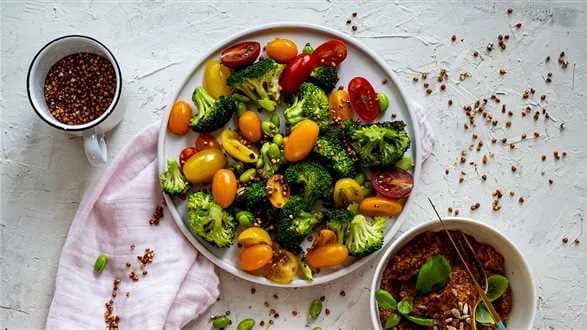 Sałatka z brokułem i popcornem z kaszy