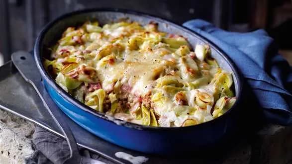 Zapiekanka porowa z chlebem i szynką