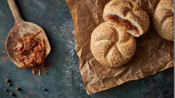 Chrupiące bułki faszerowane kiszoną kapustą
