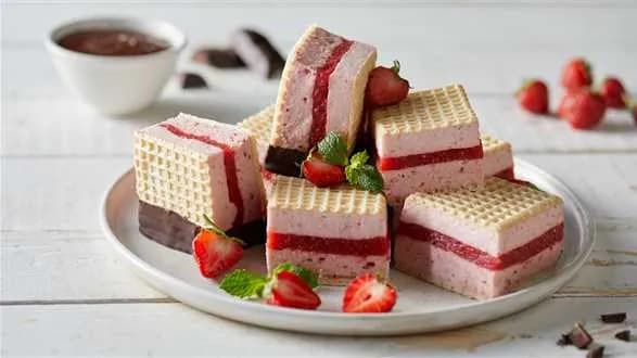 Wafle przekładane pianką i galaretką z truskawek