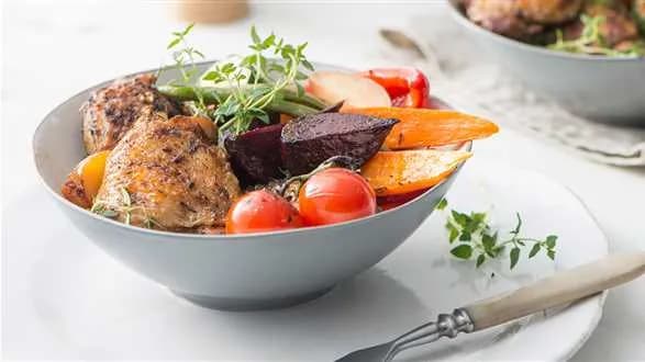 Udka kurczaka z pieczonymi warzywami