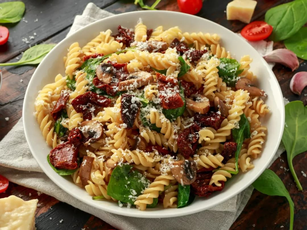 Pyszny makaron z halloumi i suszonymi pomidorami: sprawdzony przepis krok po kroku