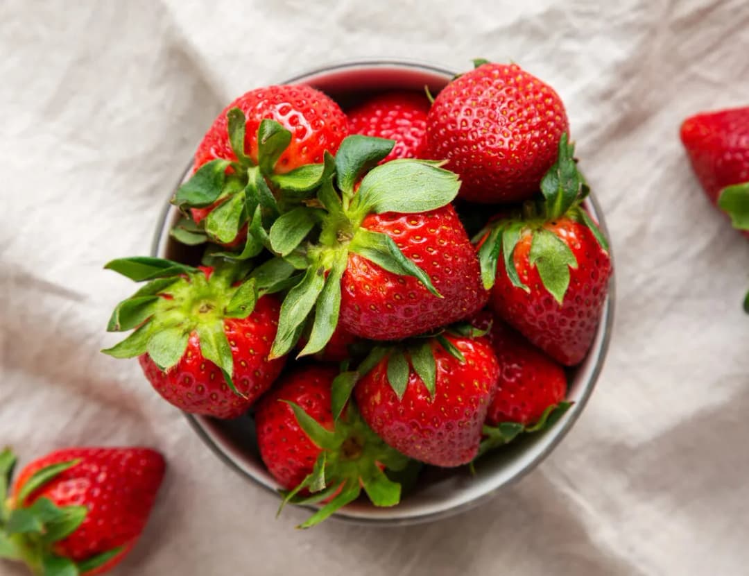 Ile kalorii mają truskawki? Zaskakująco niski wynik w 1 kg owoców!