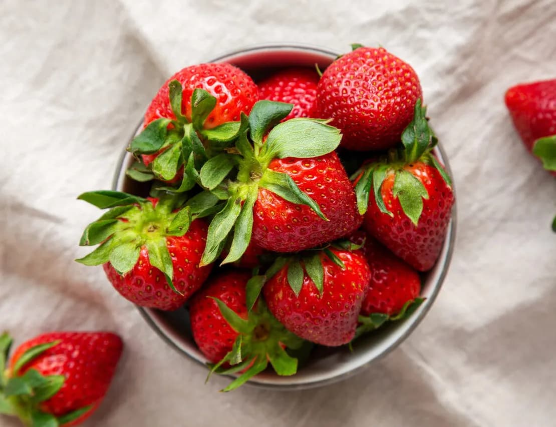 Ile kalorii mają truskawki? Zaskakująco niski wynik w 1 kg owoców!