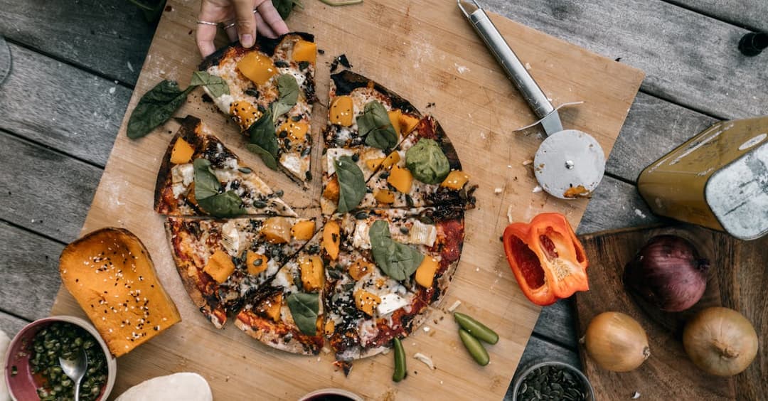 Ile kalorii ma pizza 32 cm? Sprawdź ile kcal ma cała pizza!
