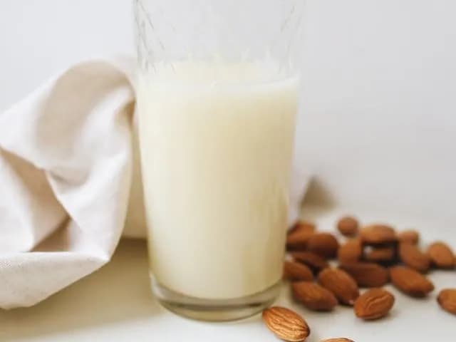 Ile kalorii ma mleko migdałowe? Zaskakujące różnice w kaloryczności