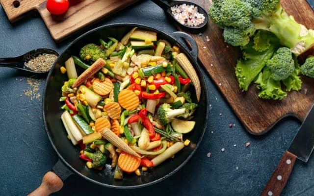 Najlepsze przyprawy do warzyw na patelnię: sekretne sztuczki szefów kuchni