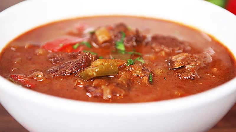 Gulasz wołowy z rozpływającym się w ustach mięsem - przepis