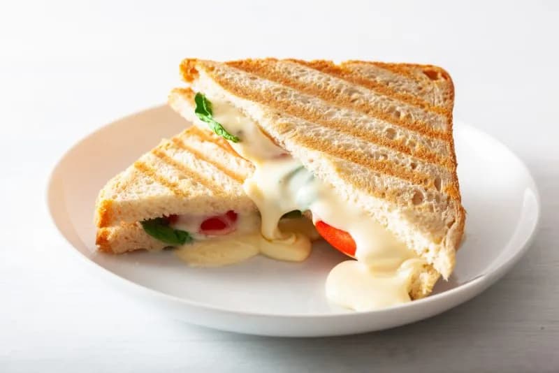 Ile kalorii ma tost z serem? Poznaj dokładną wartość i fakty