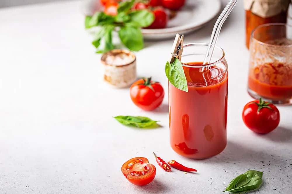 Sok pomidorowy na dobranoc: odkryj jego zdrowotne właściwości