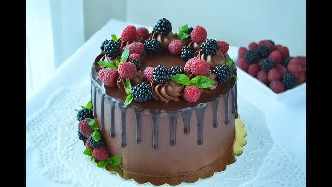 Tort drip cake dla chłopca - pomysły na wyjątkowe dekoracje i motywy