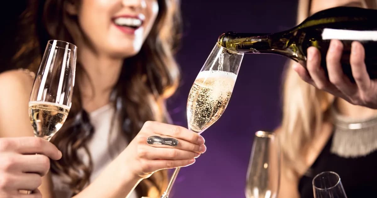 Ile kalorii ma szampan? Zaskakujące różnice w kaloryczności alkoholu