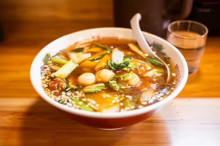 Jakie przyprawy do zupy jarzynowej, aby wydobyć ich pełny smak?