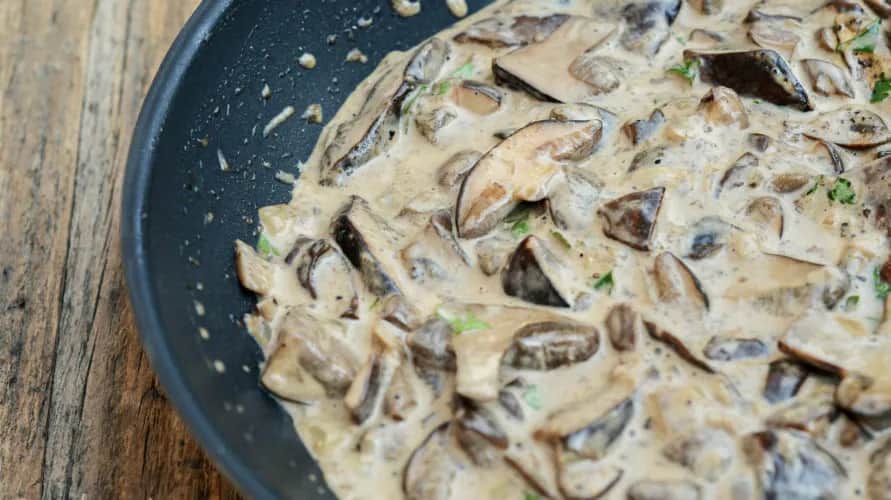 Sos grzybowy z mrożonych grzybów i śmietany - przepis krok po kroku