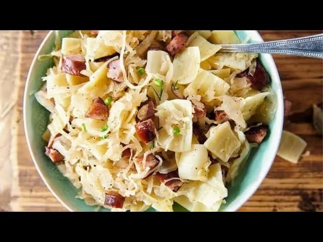 Łazanki z kapustą i boczkiem: Przepis na pyszne łazanki z kapustą i