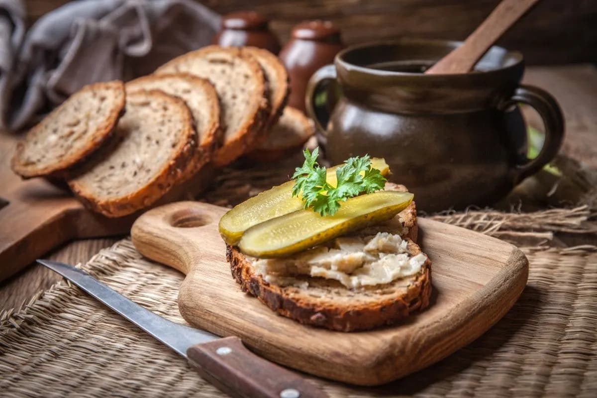 Jak zrobić domowy smalec krok po kroku? Przepis na wyśmienity smalec jak u mamy