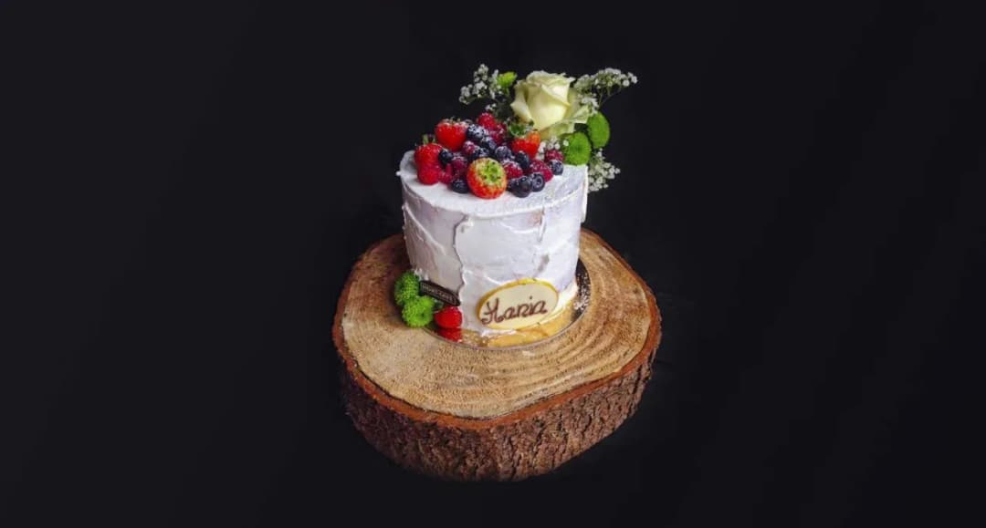 Jak zrobić piękny tort z owocami i kwiatami - przepis krok po kroku