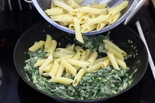 Prosty przepis na wegański makaron ze szpinakiem - szybkie i kremowe danie