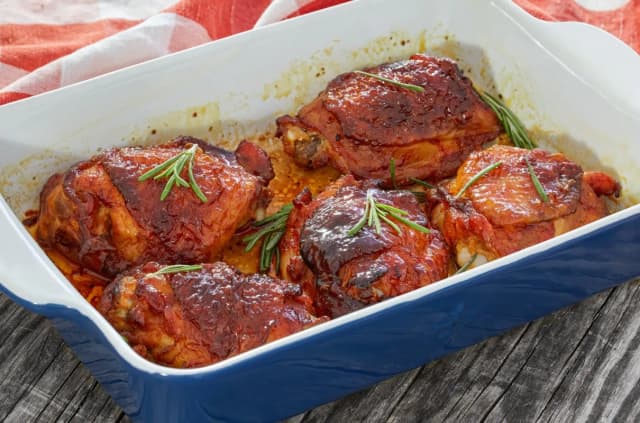 Najlepsze pomysły na dania z ugotowanych udek kurczaka - przepisy i porady