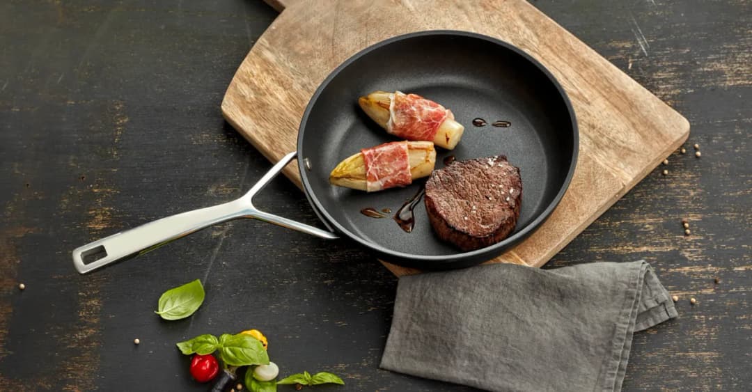 Patelnia tytanowa czy granitowa – która lepsza dla Twojej kuchni?