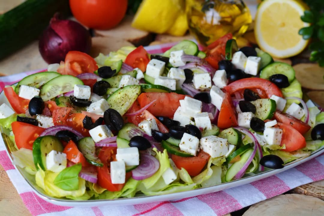 Sałatka grecka z oliwkami i serem feta