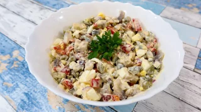 Jak przygotować pyszną sałatkę śledziową: Prosty przepis na smaczną sałatkę