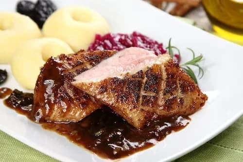 Przepis na kaczkę: Jak przygotować pyszne i soczyste danie?