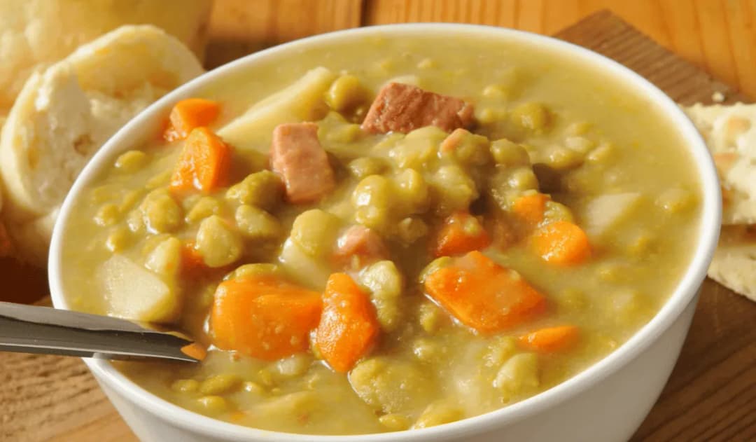 Co ugotować na wywarze z golonki? Pyszne przepisy na zupy i sosy