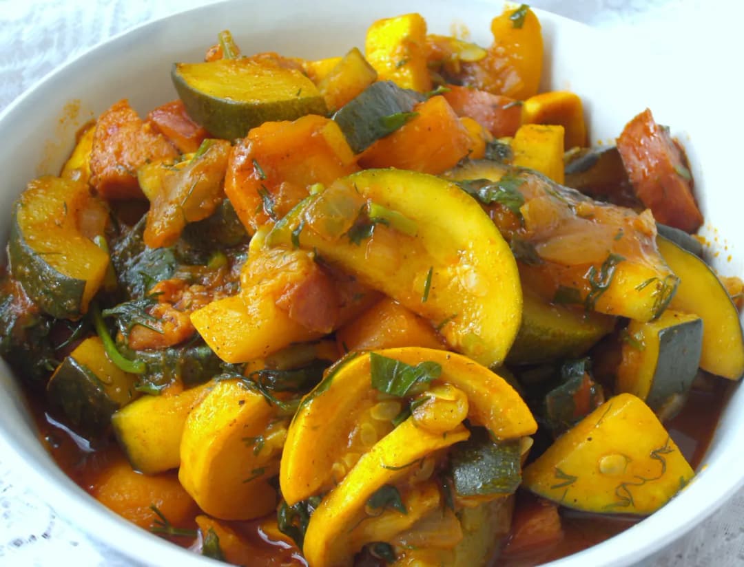 Pyszny gulasz z cukinii wege: przepis na zdrowe danie w 15 minut